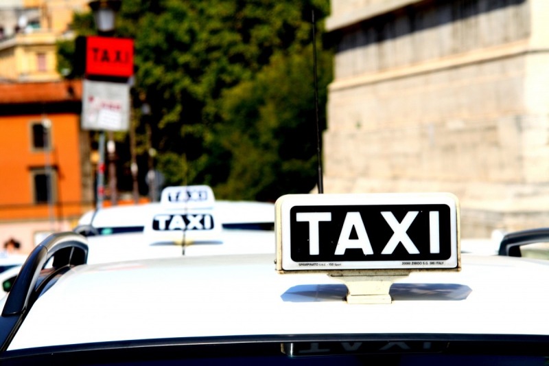 taxis-LA BOLLENE VESUBIE-min_taxi_auto_rome_road_white-1051610